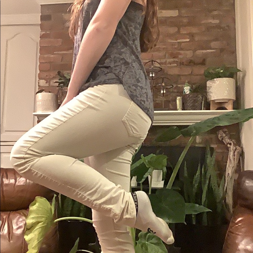 White skinny velvet low-rise jeans. Size 9